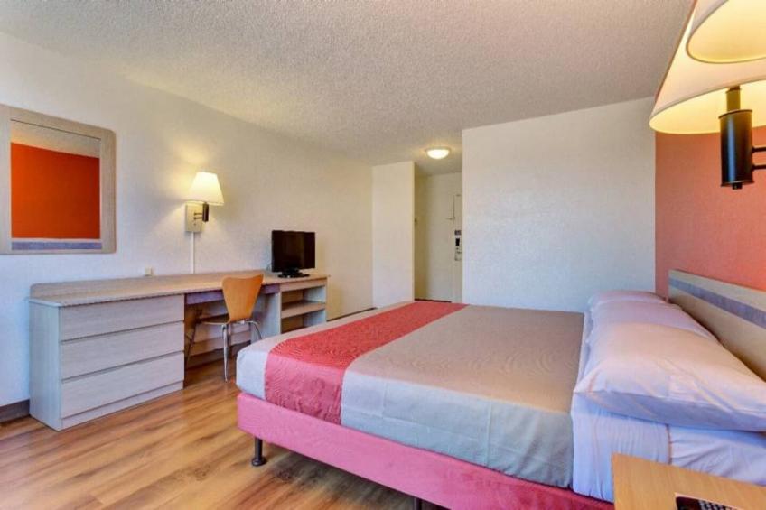 1 King Bed  Non-Smoking Mini Fridge - foto 9