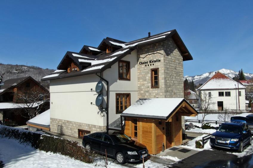 Die Ski-Suite hat ein Schlafzimmer und ein kleines Wohnzimmer ohne Küche. - foto 17