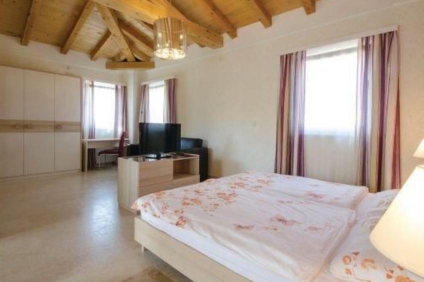 mit Pool, Whirlpool, Terrasse und Garten - foto 24