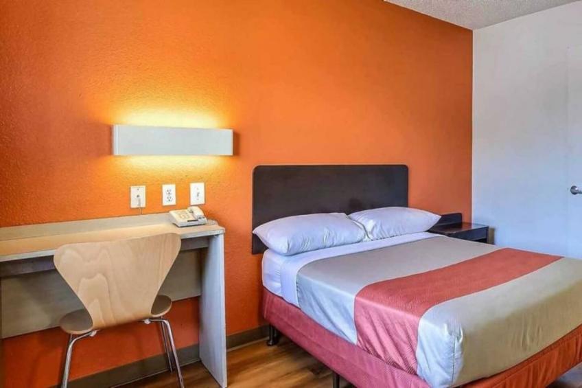 1 Full Bed  ADA/Tub/Mini Fridge - foto 12