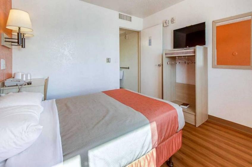 1 Full Bed  ADA/RI Shower/Mini Fridge - foto 12