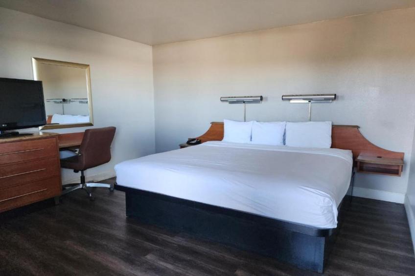 1 King Bed  Suite Non-Smoking - foto 7