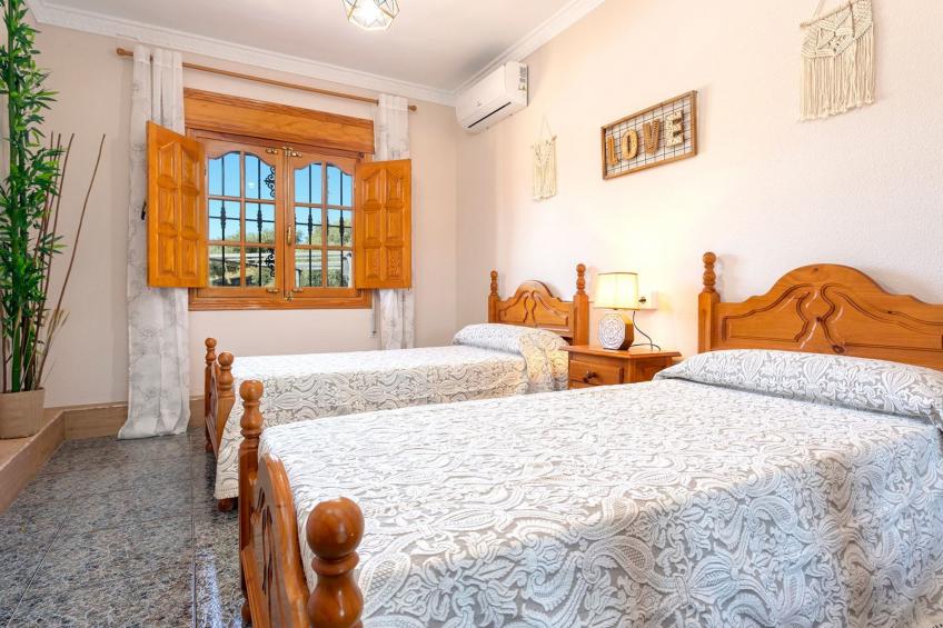 Familienhaus mit großzügigen Außenanlagen - foto 17