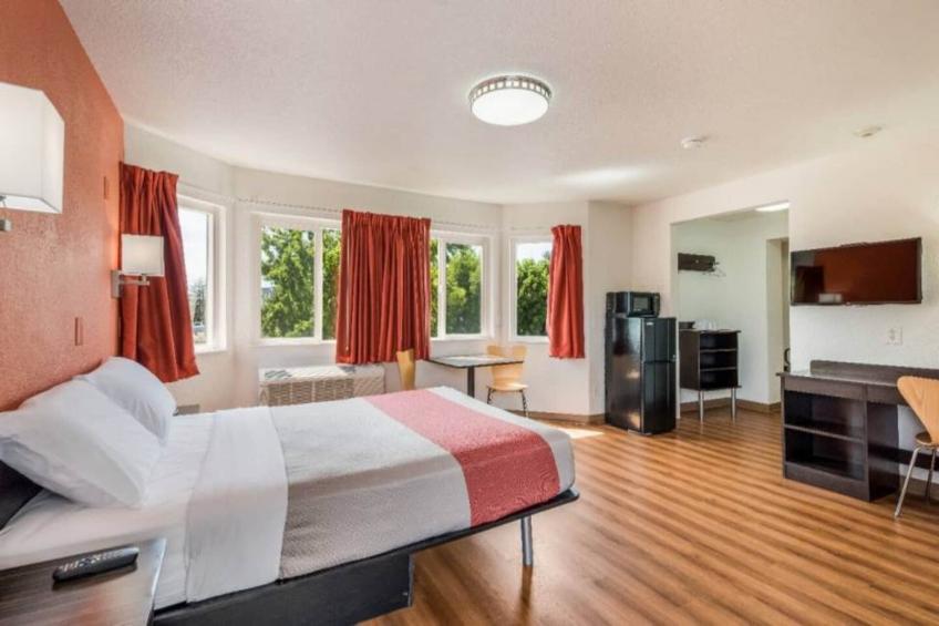 1 Queen Bed  Micfridge - foto 37