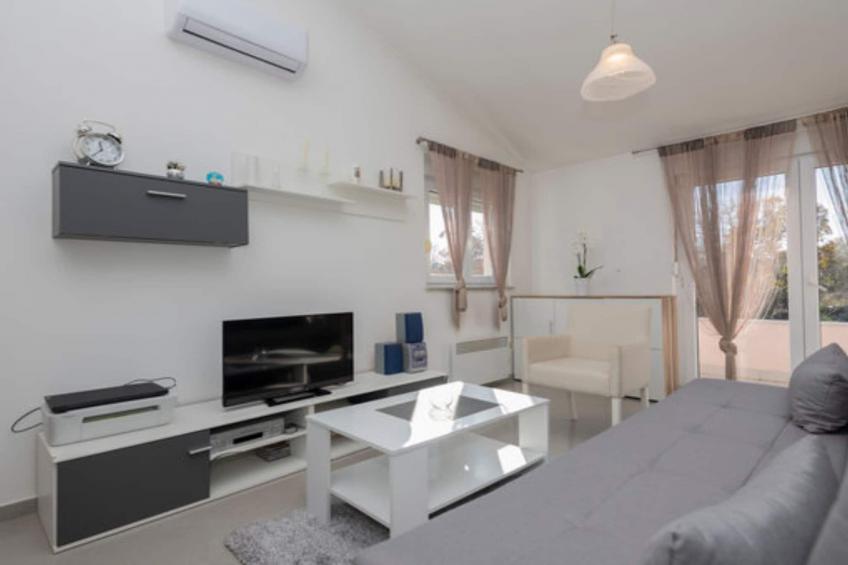 Charming Villa Nina with Pool - Four Bedroom Villa With Terrace and Swimming pool - foto 2