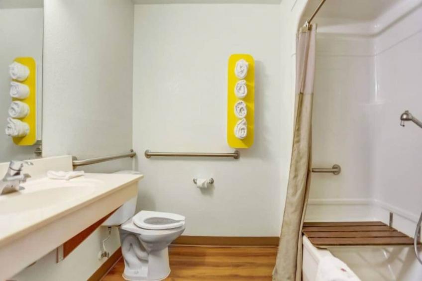 1 QUEEN BED  MOBILITY ACCESSIBLE TUB NSMK - foto 11