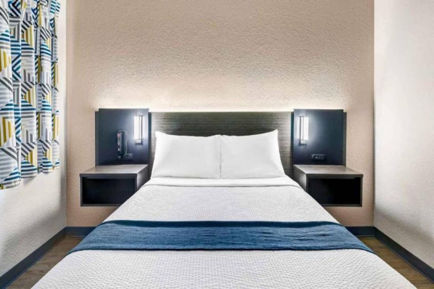 1 Queen Bed  Premium Micfridge - foto 16