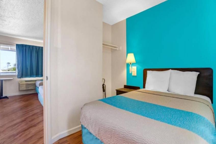 1 King Bed  Suite Non-Smoking - foto 9