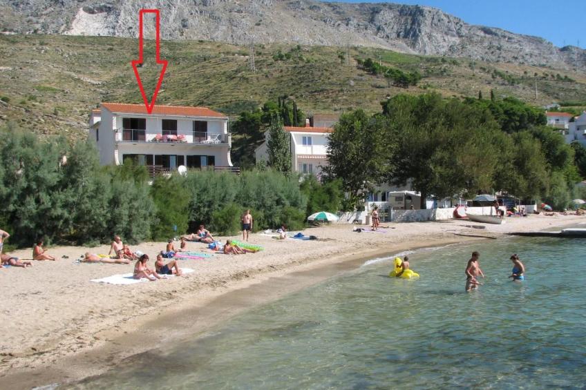 Große Ferienwohnung in Duće mit Privatem Balkon und Meerblick