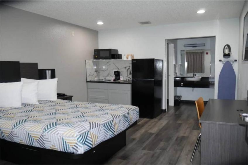 1 Queen Bed  ADA/RI Shower/Nsmk/Kitchen - foto 12