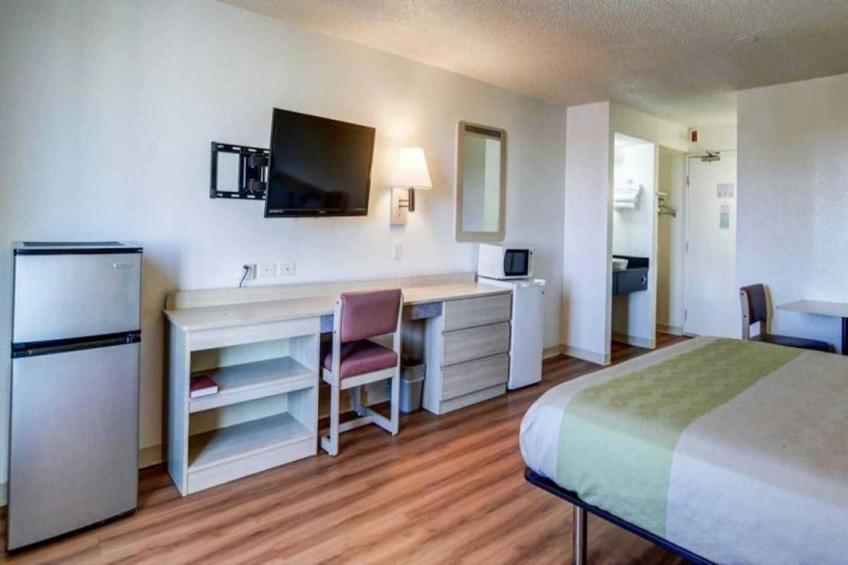 1 King Bed  Non-Smoking Micfridge - foto 5