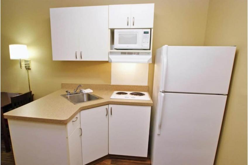 1 King Bed | Non-Smoking, Kitchen, Shower - foto 16