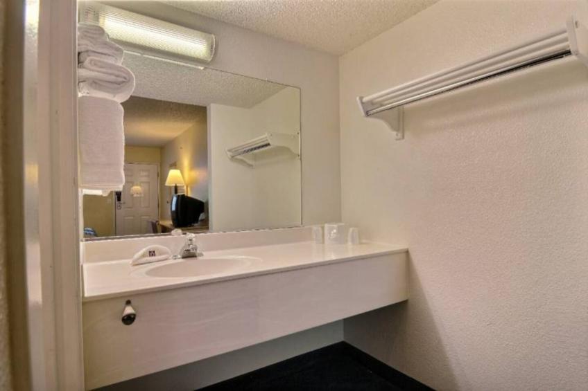 1 Queen Bed  Micfridge Non-Smoking - foto 12
