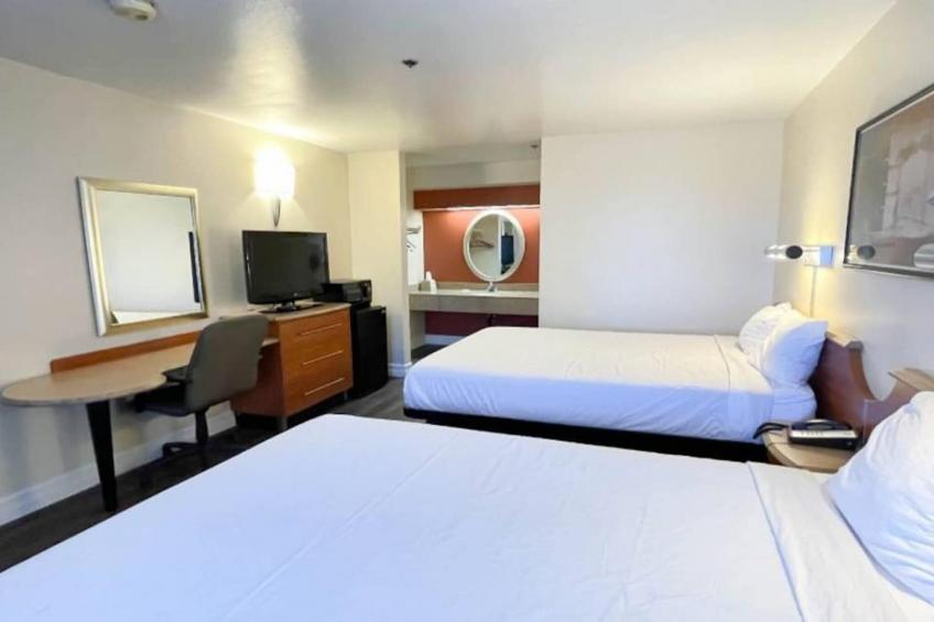 2 Queen Beds  Non-Smoking Micfridge - foto 9