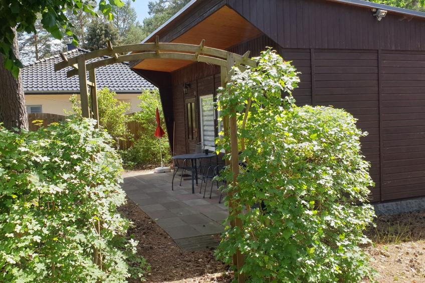 Holz-Bungalow mit Terrasse