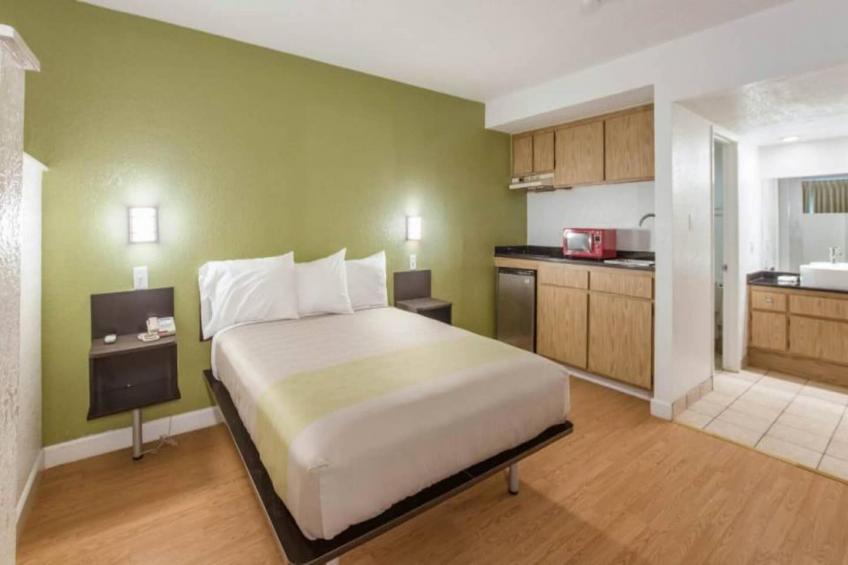 1 Queen Bed  Non-Smoking Kitchen - foto 16