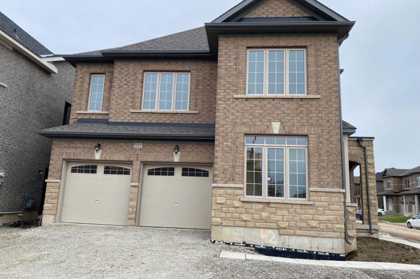 Haus in Brampton mit privatem Parkplatz