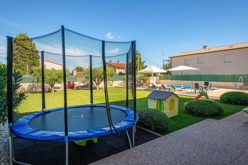 Schöne Villa in ruhiger Stadt mit Pool und BBQ - foto 40