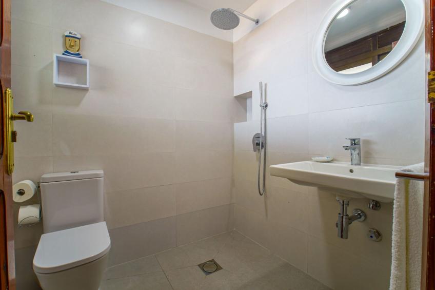 Zweitstöckiges Ferienvilla mit Terrassen, Pool, Sauna sowie herrlichem Berg- un - foto 32