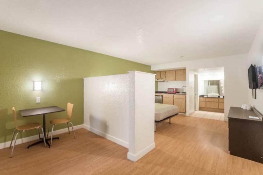 1 Queen Bed  Smoking Kitchen - foto 11