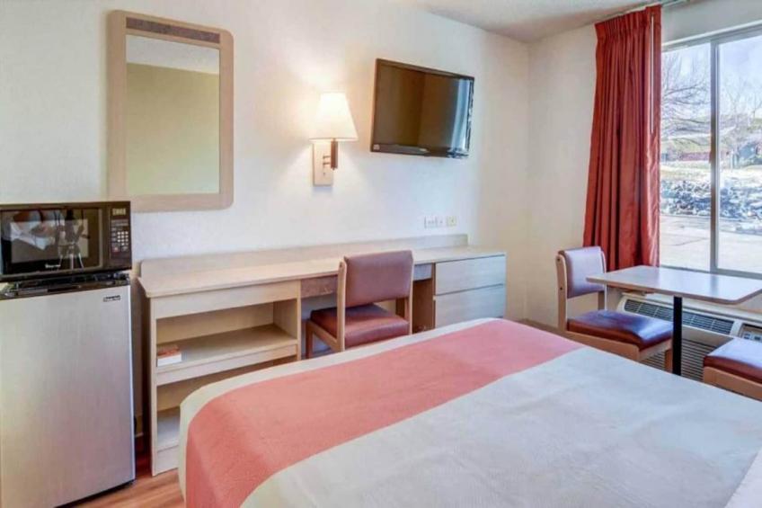 1 Queen Bed  Non-Smoking Micfridge - foto 9
