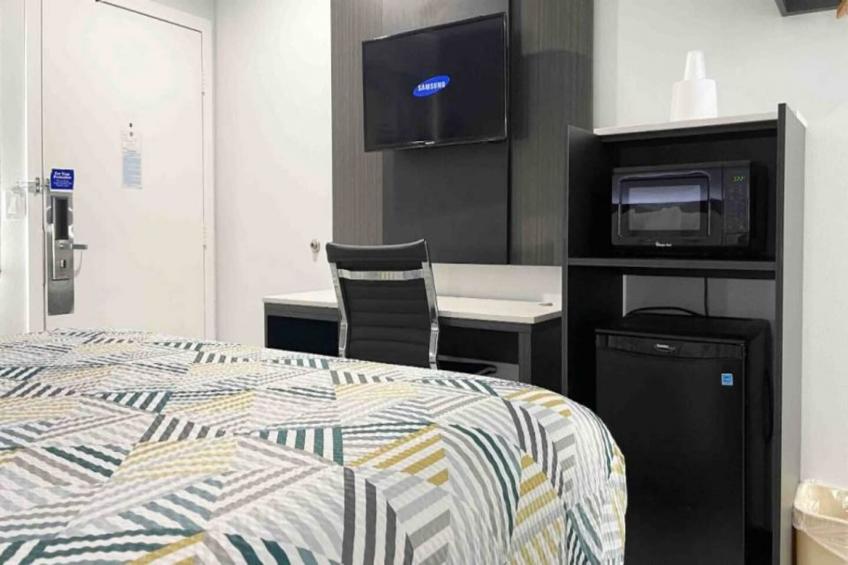 1 King Bed  Micfridge - foto 5