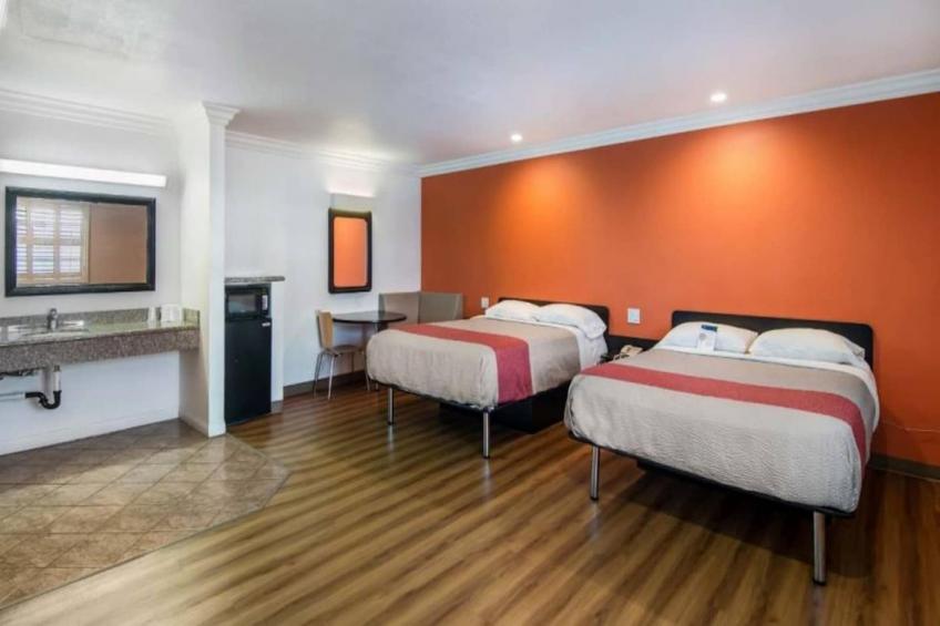 2 Queen Beds  Non-Smoking Micfridge