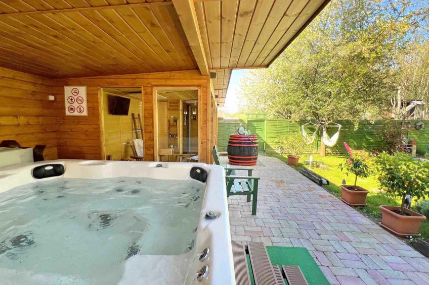 Holiday home with lovely furnishings, whirlpool and sauna - BF-ZPG8P