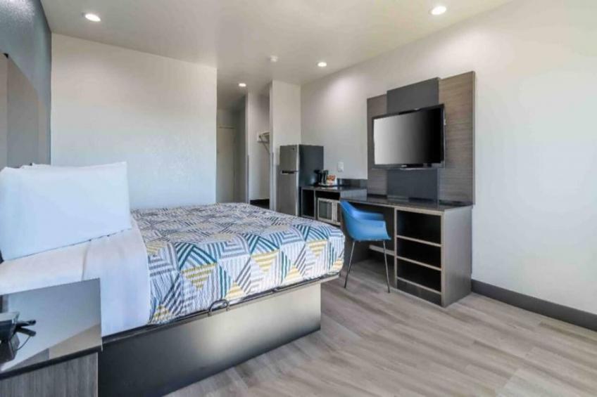 1 King Bed  Mob Acc Tub Ste Nsmk Micfridg - foto 10