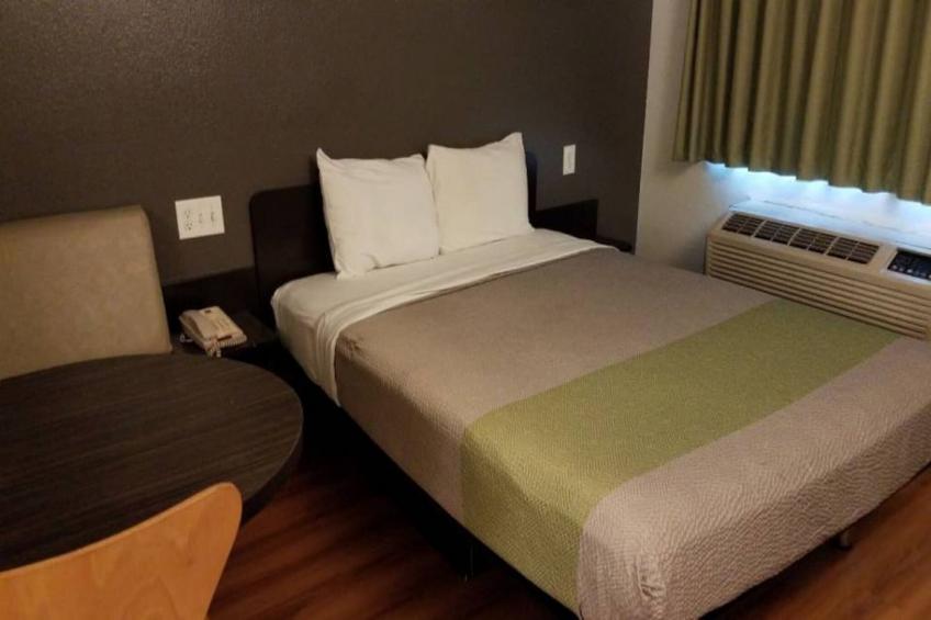 1 King Bed  Non-Smoking Kitchen - foto 15