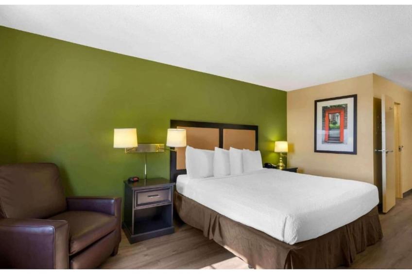 1 King Bed | Non-Smoking, Kitchen, Shower - foto 33