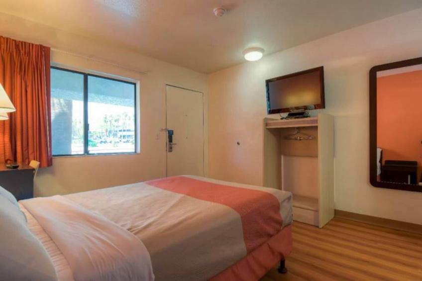 1 Queen Bed  Micfridge - foto 28