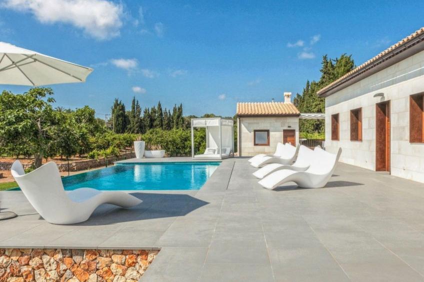 Schönes Landhaus vor kurzem am Rande des Dorfes