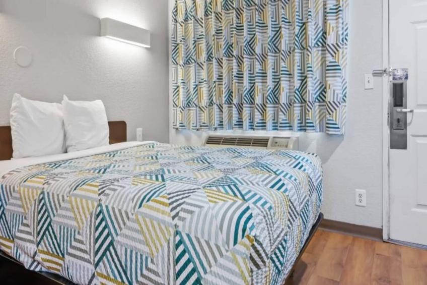 1 Full Bed  ADA/RI Shower/Mini Fridge - foto 11
