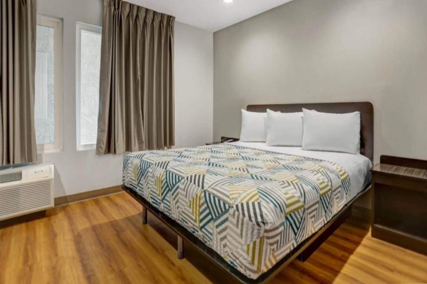 1 King Bed  Non-Smoking Micfridge - foto 14