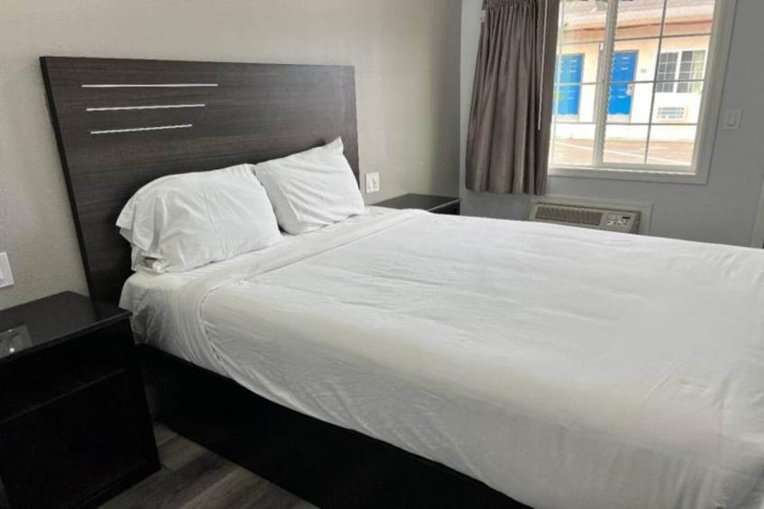 1 Queen Bed  Non-Smoking Micfridge - foto 13