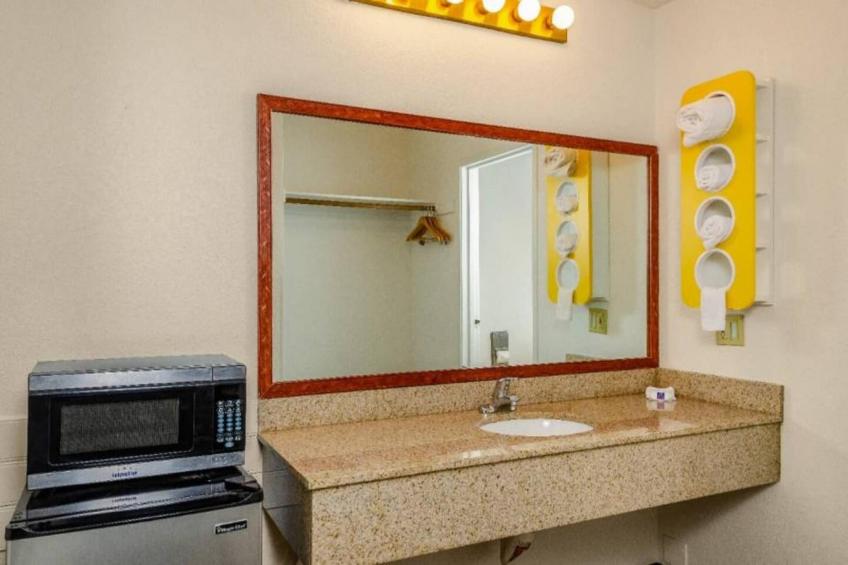 1 King Bed  Non-Smoking Kitchen - foto 6