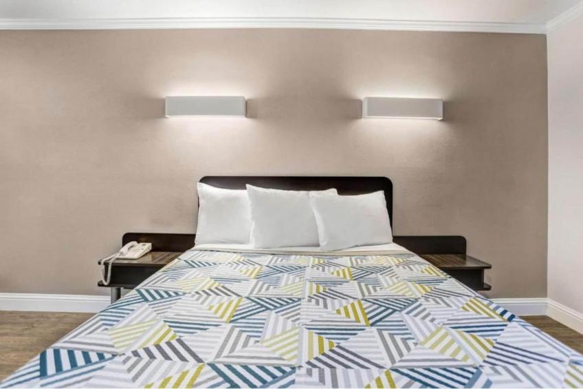 1 Queen Bed  Non-Smoking - foto 2