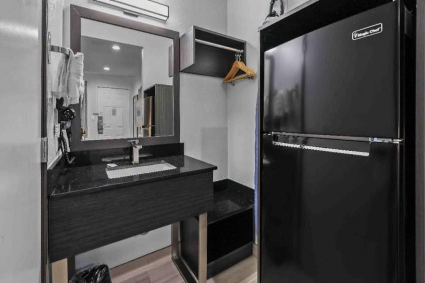 2 Full Beds  Non-Smoking Micfridge - foto 18