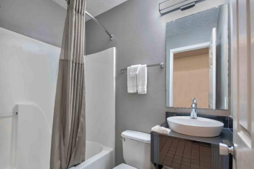 1 Queen Bed  Mobility Accessible Tub Nsmk - foto 18