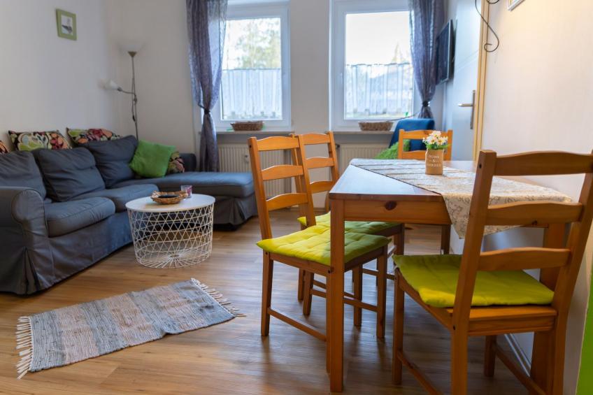 mit Balkon und zwei Schlafzimmern