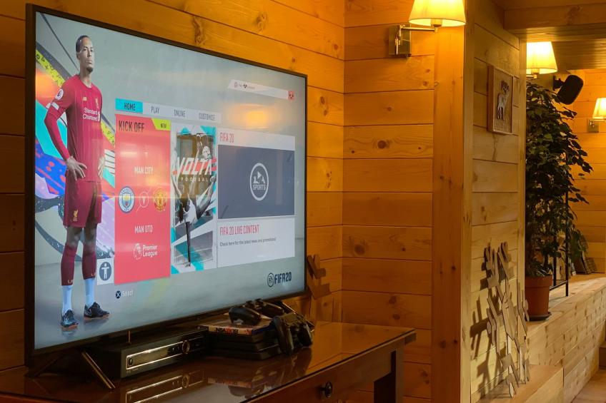 Die Ski-Suite hat ein Schlafzimmer und ein kleines Wohnzimmer ohne Küche. - foto 27