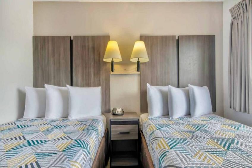 2 Full Beds  Non-Smoking Micfridge - foto 9