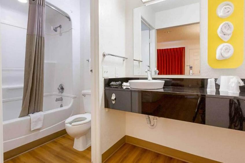 1 FULL BED  MOBILITY ACCESSIBLE TUB - foto 12