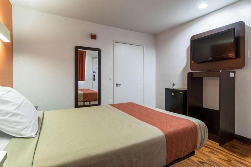 1 QUEEN BED  NON-SMOKING MINI FRIDGE - foto 14