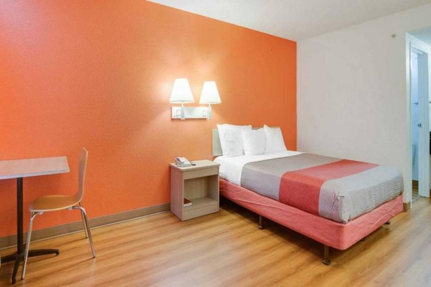 1 Queen Bed  Micfridge - foto 11