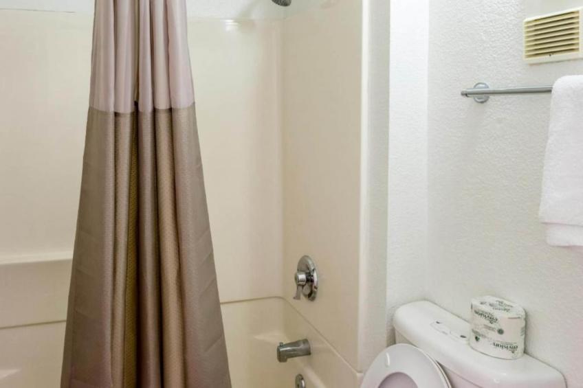 2 Full Beds  Mobility Accessible Tub - foto 19