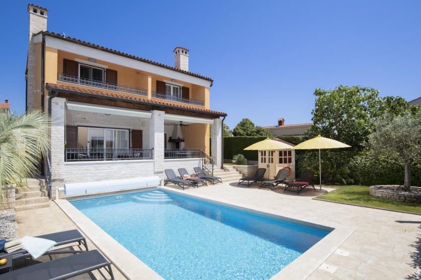 in Pomer mit privatem beheizten Pool und Meerblick