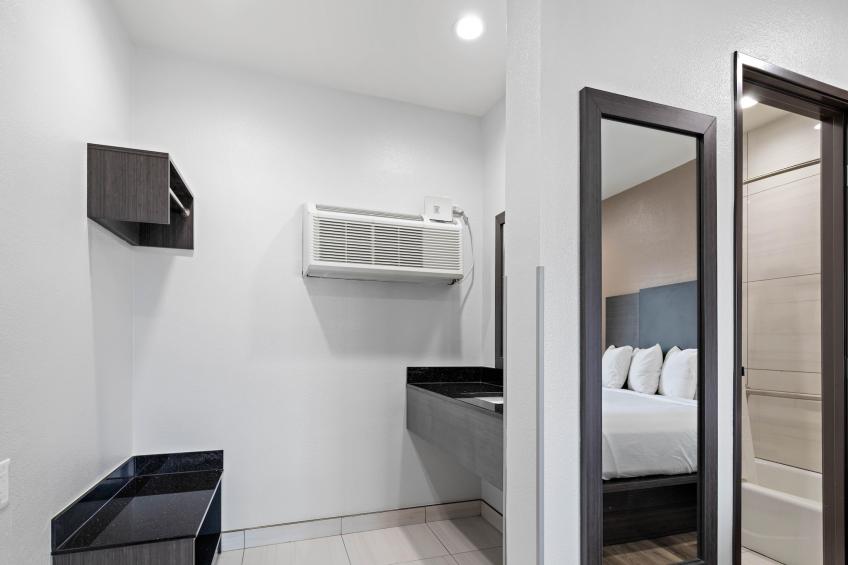 1 King Bed  Non-Smoking Mini Fridge - foto 29