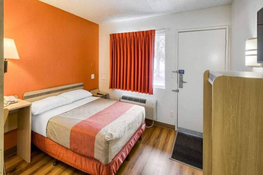 1 Full Bed  ADA/RI Shower - foto 10